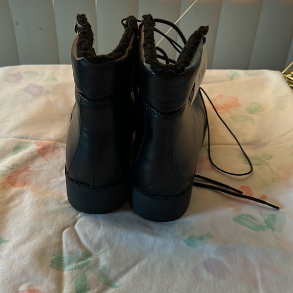 Boots - Picture 4 of 8